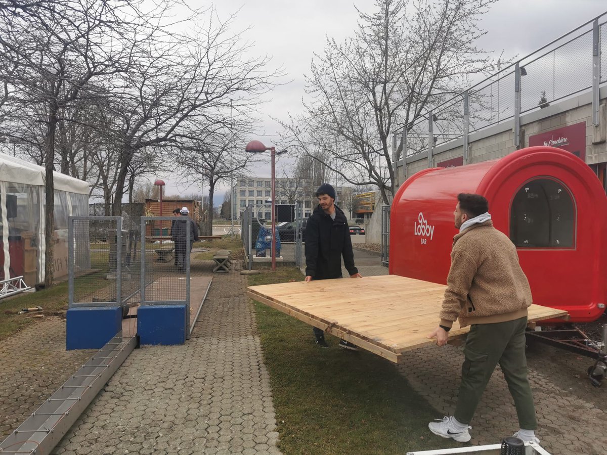 NeuchEsport's tweet photo. La réouverture de notre partenaire, le minigolf de la Canebière ⛳ est proche !

C'était l'occasion pour certains de nos membres d'aller prêter main forte ce matin pour tout mettre en place 🤠

On a hâte de vous y voir bientôt 👋 https://t.co/iChrDDPxra