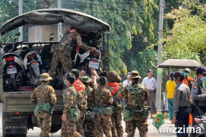 htun_nectar's tweet photo. Myanmar military taking the motorbikes of the innocents people. ‘’That’s thieves’’

The World Must Know 

credit : Mizzima News 

#WhatsHappeningInMyanmar
#HearTheVoiceOfMyanmar https://t.co/z0oqfhX4xY