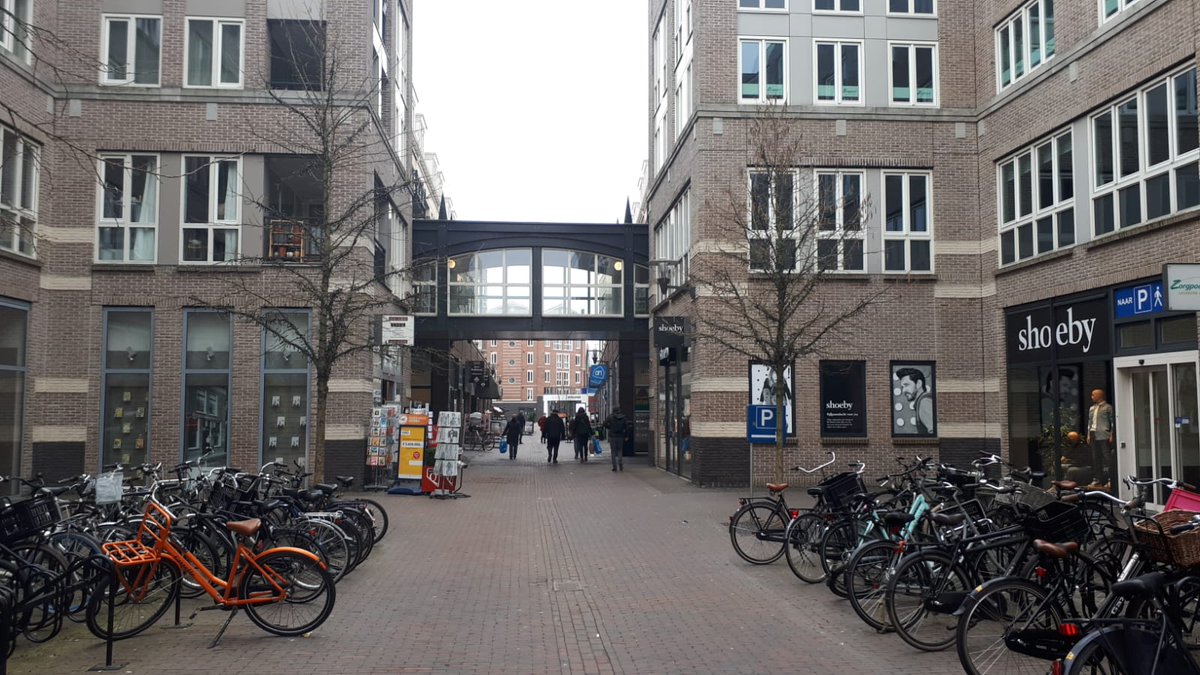 Afgelopen week meerdere meldingen groep vervelende jeugd in en rond winkelcentrum Vleuterweide. Afval, hinderlijk gedrag in trappenhuizen en grote mond bij aanspreken. Gisteren 8 jongeren bekeurd hier voor. Natuurlijk ook hun ouders geinformeerd.