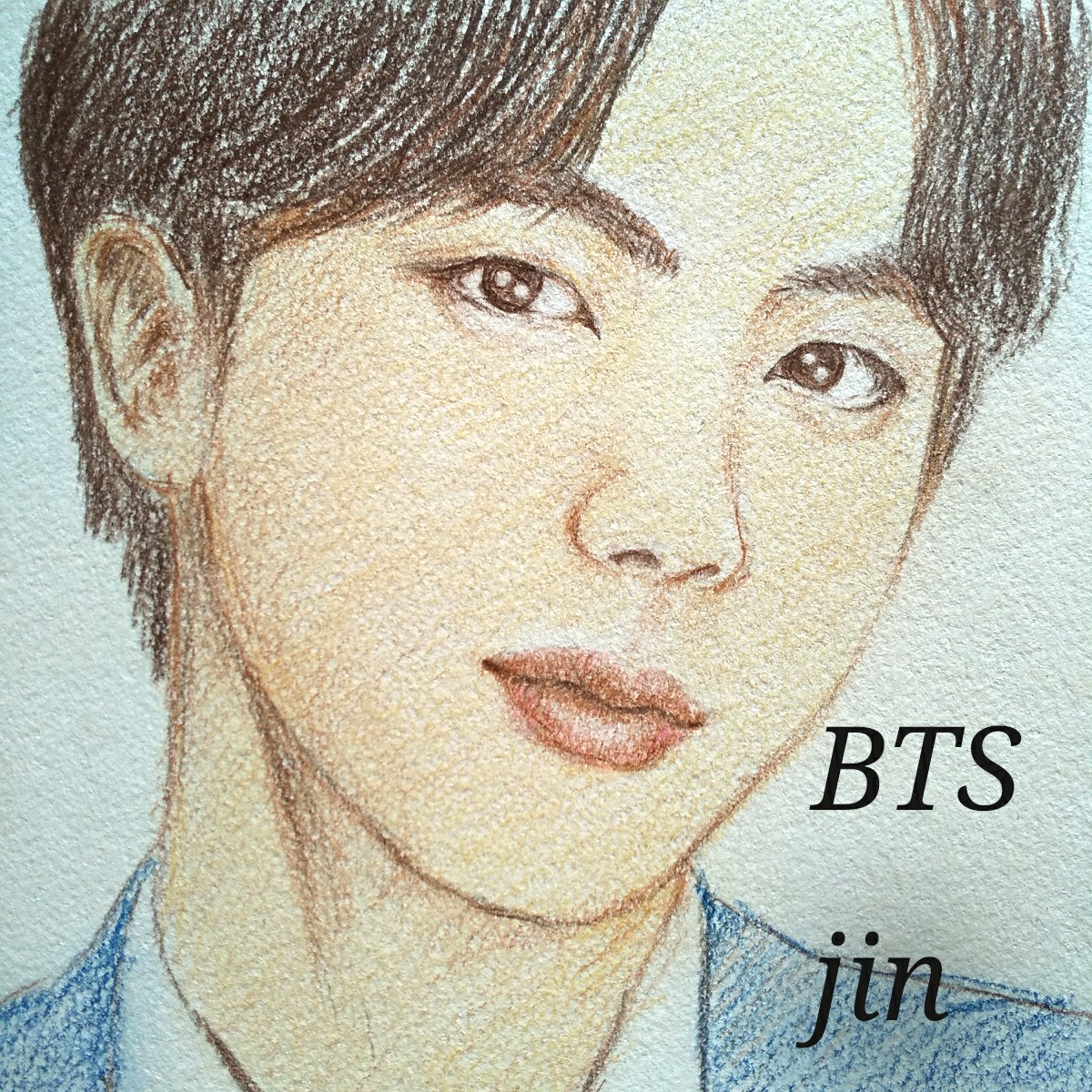 あっちゃ Btsのジンを描きました 最近覚えたばかりのbts 最初みんな同じ顔に見えたのに個性がわかれば全然違う顔 当たり前 ジンさんは一番年上 Dynamiteが耳から離れず Bts ジン Wwh 両翼の一人 似顔絵 色鉛筆画 イラスト 楽しく描けたら