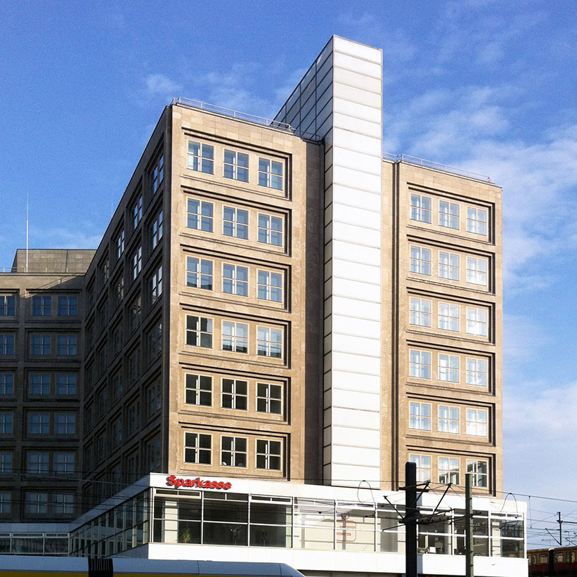 81 years ago German architect and Industrial Designer Peter Behrens passed away in Berlin at age 72. Amongst some of his most notorious works, the iconic AEG turbine building.

#architecture #architecturehistory #peterbehrens #aegbuilding #germanarchitect #rip