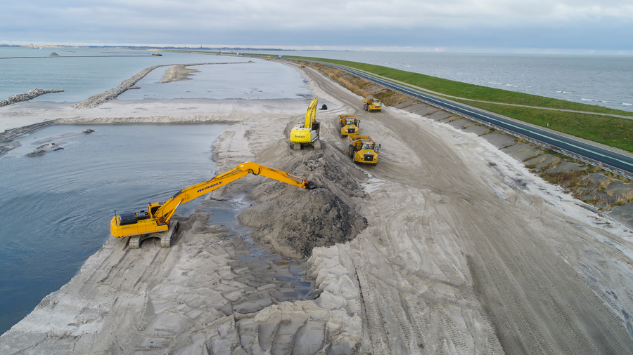 vakbladh2o's tweet photo. RWS wil zandsuppleties langs de kust vanaf 2030 emissieloos uitvoeren. De waterschappen zitten op hetzelfde spoor bij dijkversterkingen. Grootste bron CO₂-uitstoot is 't materieel, vrijwel alles nog door diesel aangedreven. De vraag is: hoe ga je naar 0? 
https://t.co/TssinX0hSQ https://t.co/VMU3Ncqi86