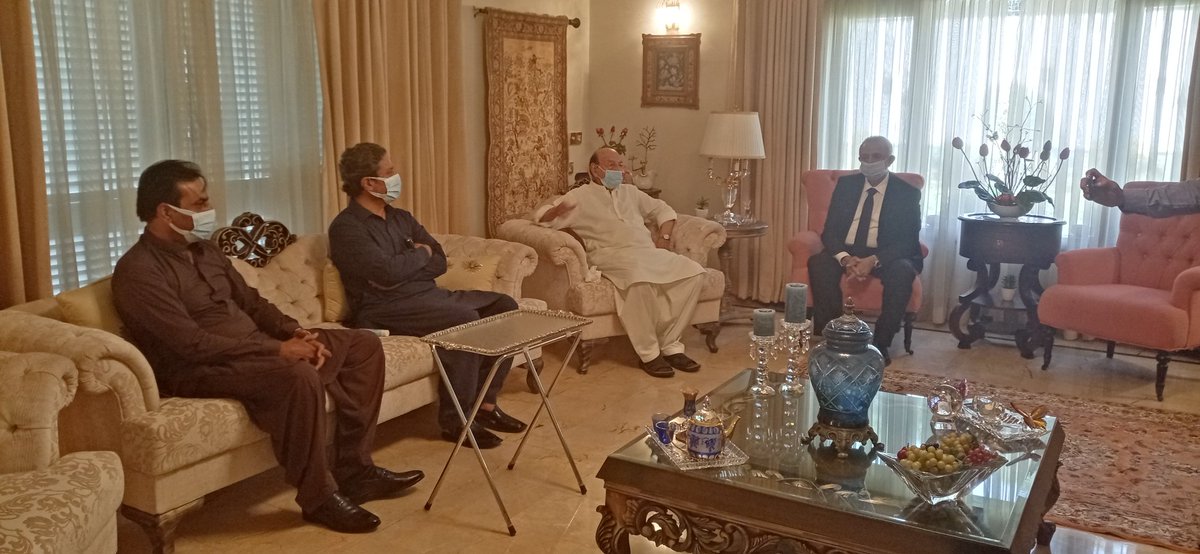 Razaque_Samejo's tweet photo. MPA M.Qasim Soomro &amp; Ex-MNA Dr.Ghulam Hyder Samejo offered condolence with Ex-CM Sindh Syed Qaim Ali Shah Jeelani on sad Demise of his Daughter at Jeelani House Karachi.
@Qasimsoomro @drsamejo4 https://t.co/V40w1bWaR7
