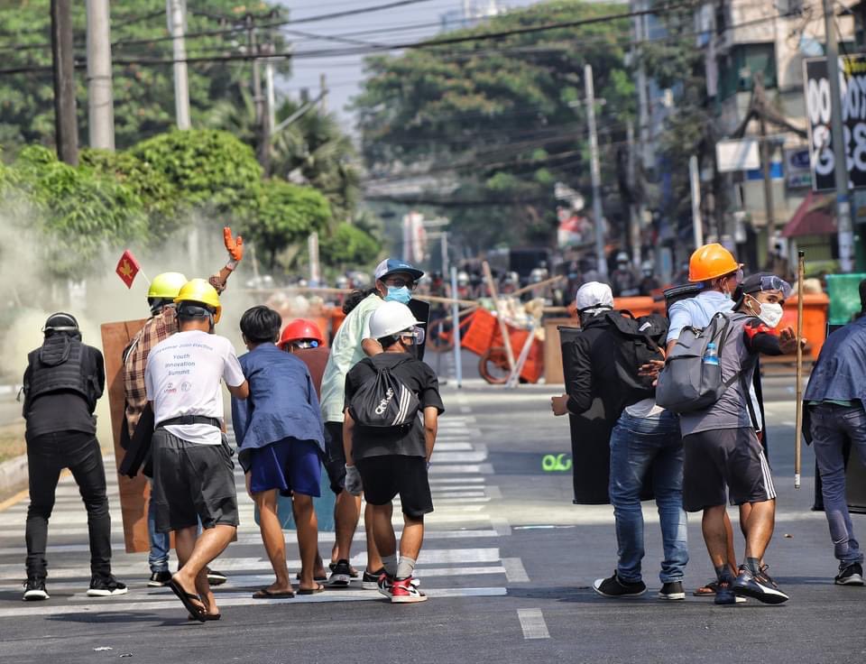 Happening now 🚨
Teargas and gunshots 
in Myay Ni kone ,Sanchaung , Yangon 

JUNTA BRUTALITY 
#Feb27Coup 
#WhatsHappeninglnMyanmar