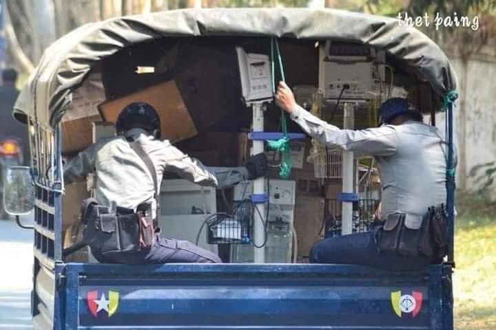 win_sera's tweet photo. Today military took all the things from us they shoot with real guns they steal our food , things and arrests our people who doesn’t include in strike , #HearTheVoiceOfMyanmar #WhatsHappeningInMyanmar #pleasedosmth @UN @ICJ_Asia https://t.co/XuNkztft3c