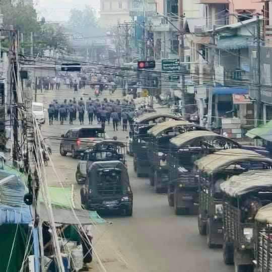 LpaNine's tweet photo. Myeik in the morning, protesters violently suppressed. The whole city was lit up in broad daylight. Police and soldiers dragged into the area.  Motorcycles and cars were all smashed. Four teachers were arrested.

#WhatsHappeningInMyanmar 
#Feb27Coup https://t.co/QqiAeSqYAN
