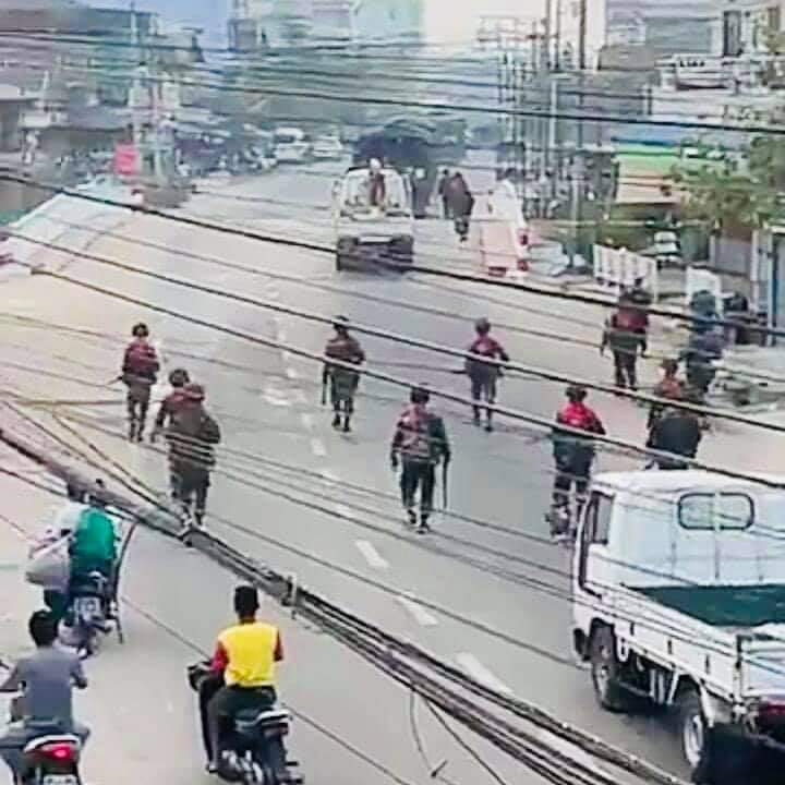 LpaNine's tweet photo. Myeik in the morning, protesters violently suppressed. The whole city was lit up in broad daylight. Police and soldiers dragged into the area.  Motorcycles and cars were all smashed. Four teachers were arrested.

#WhatsHappeningInMyanmar 
#Feb27Coup https://t.co/QqiAeSqYAN