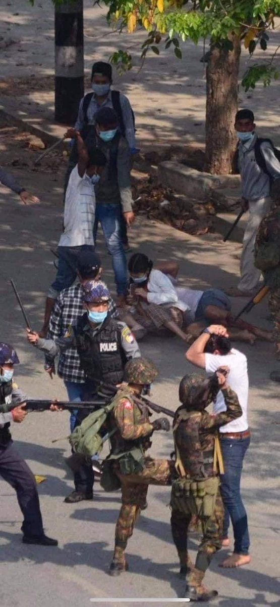 The start violence and now even looting???? I have no words to describe this act right now. Some police were caught changing their uniform into plain cloth and abusing civilians. #WhatsHappeningInMyanmar #HearTheVoiceOfMyanmar #Feb27Coup #MilkTeaAlliance #CrimeAgainstHumanity