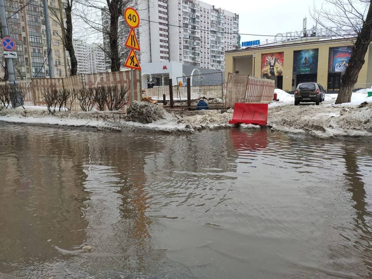 Потепление в москве в декабре. Лужи в Москве. Улица с лужами. Оттепель в Москве. Затоплены улицы в Москве.