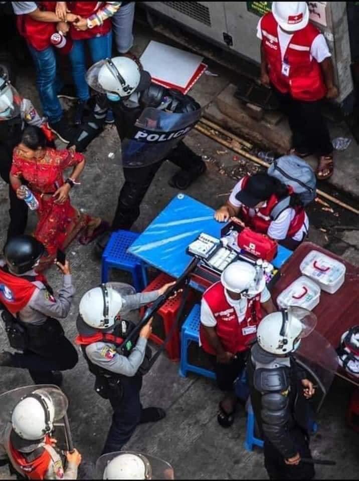 Zonmoeoo2's tweet photo. Healthcare volunteers, pregnant woman, young peaceful protesters, a female vendor were brutally cracked down and arrested by the police forces. 
27/02/2021
#HumanRightsViolations 
#whatishappeninginmyamar 
#RejectMilitaryCoup
#CrimesAgainstHumanity 
#HearTheVoiceOfMyanmar https://t.co/UwNWikkQXd