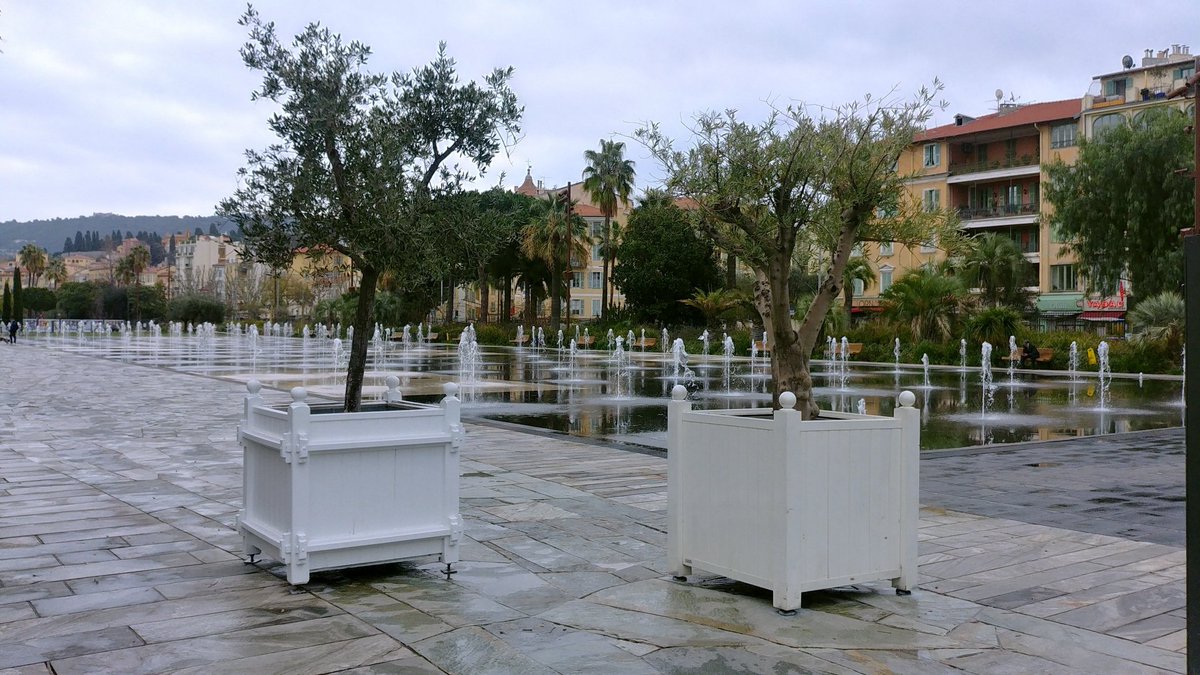 iciazur's tweet photo. Les rues de #Nice désertées ce samedi matin alors que le confinement a démarré pour le week-end. https://t.co/ZUpcagtjT9