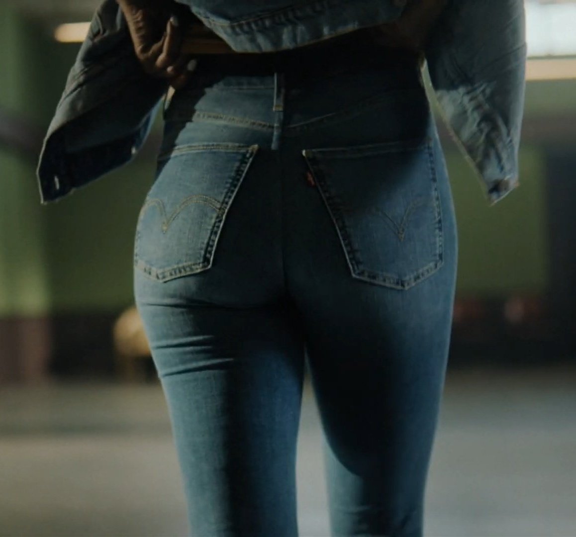 Девушка в шортах на мотоцикле. Сочные булочки. Алкоголь самьер саммерс. Кот на диване. Попей попой.