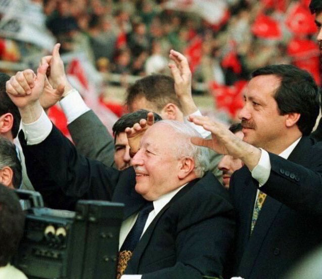 "Hayat; iman ve cihattır. Bu iki değere kim sahipse zaferi onlar kazanacaktır."

Vefatının sene-i devriyesinde merhum #NecmettinERBAKAN hocamızı rahmetle ve hayırla yad ediyorum.