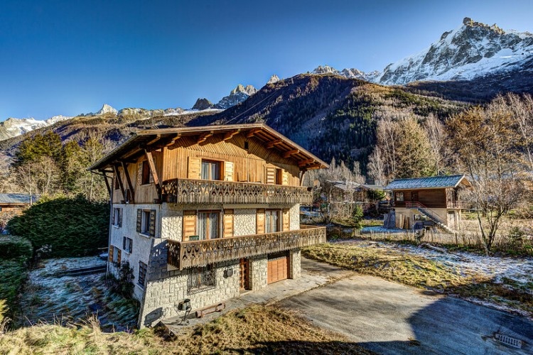 FrenchEntree's tweet photo. Premium property of the week: An impressive, large 6-bed chalet in the popular les Favrands area of Chamonix, with magnificent views of Mont Blanc.
https://t.co/I5n8KjEfWV
#France #FrenchPropert #luxuryhome #chaletforsale #mountainproperty #WeLoveFrance https://t.co/F8AVU1Cetj