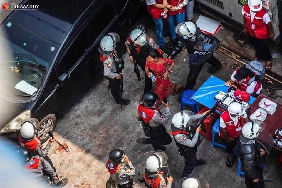 cin_gyi's tweet photo. You can see clearly how polices threaten medical team in Myaynigone, Yangon
Their gunpoints toward unarmed civilians, even medics
Please share these photos as much as you can

#whatshappeningnowinmyanmar #Feb27Coup https://t.co/cMHExeUCKh