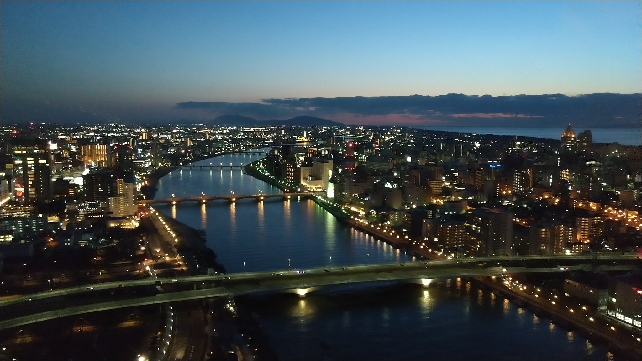 すこっち 新潟市の夜景と信濃川 新潟県 新潟 新潟市 Niigata 夜景 夕焼け 信濃川 新潟写真部 風景写真 夜景 夜景ら部 写真好きな人と繋がりたい 写真好き 写真撮ってる人と繋がりたい インスタ映え 夜景好き 景色 景色綺麗 新潟カメラ