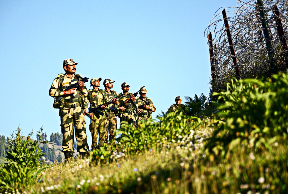 BSF_India's tweet photo. अभी उड़ान हमारी बांकी है,
आसमाँ का हर इम्तहान अभी बांकी हैI 
जीत हौसले की होती है,
इरादों का परवाज अभी बांकी हैI
@PIB_India 
@PIBHindi 
@PIBHomeAffairs 
@HMOIndia 
@DDNewslive https://t.co/6inpFBwupC