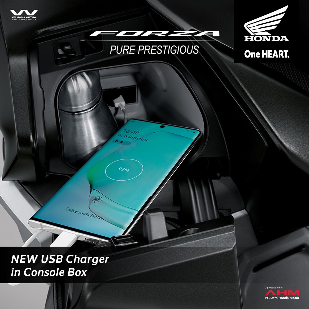WahanaHonda's tweet photo. Masih jaman ya takut hp lowbatt? Dengan All New #HondaForza yang sudah dilengkapi dengan USB Charger jadi gak takut lagi deh hp brosis lowbatt, kemanapun dan dimanapun selalu update tanpa takut lowbatt 😎

#NewForza
#PurePrestigious
#BersamaHonda
#WahanaHonda https://t.co/cdFurNCmjK