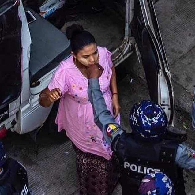 “A dog strangling a pregnant woman “😡 

📸 (green area)
#whatshappeninginmyanmar
#rejectmyanmarmilitarycoup❌❌❌