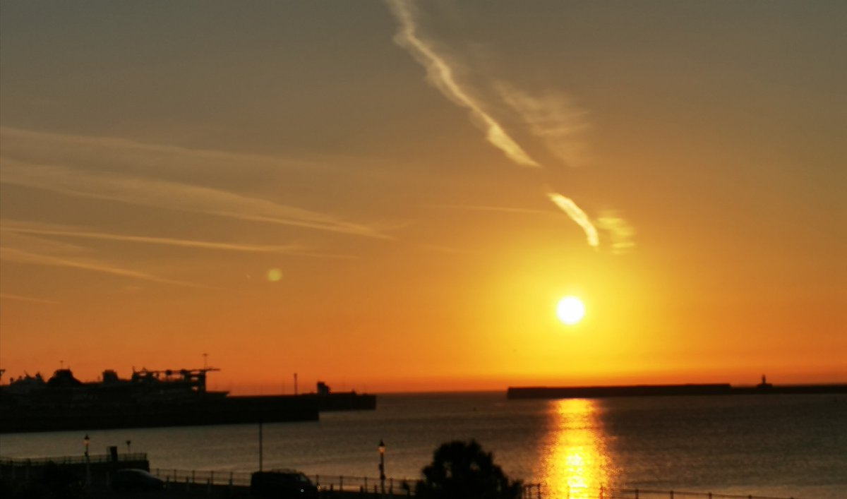 gardenerscottag's tweet photo. Saturday!
#myview #myseaview #sunrise #Dover
@MaisDieuDoverBB @kentishphotos @VisitDover https://t.co/ONVvIHngmX