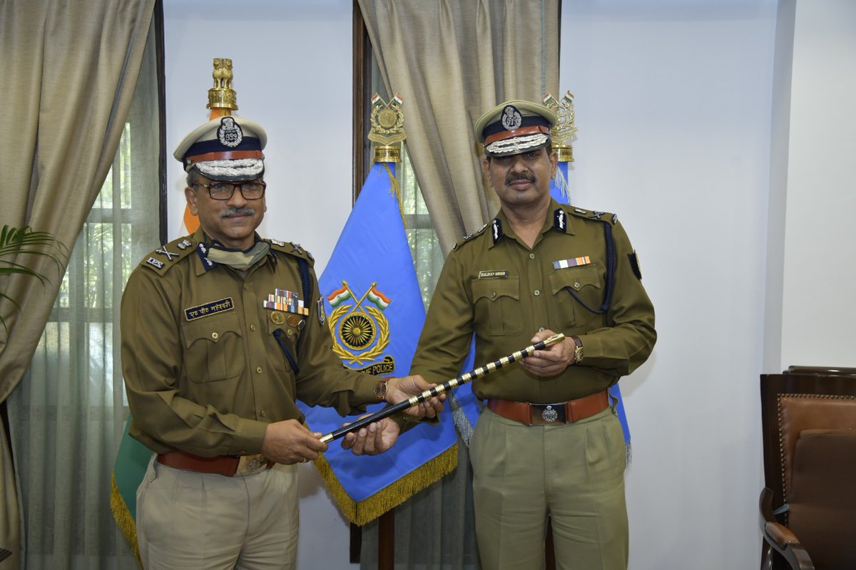 Adieu: Dr. A P Maheshwari, DG CRPF conducted his final sainik sammelan as DG #CRPF and passed the baton to Sh. Kuldiep Singh, SDG. He extended his best wishes to the force personnel and their families.