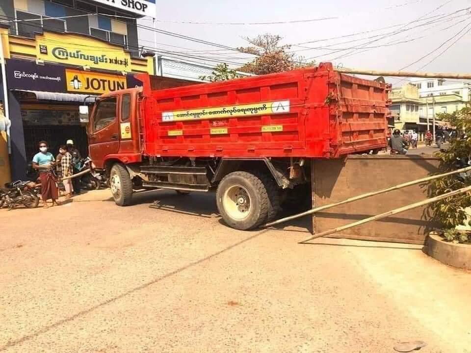 မံုရြာၿမိဳ႕ မင္းမဲ့စ႐ိုက္ လုပ္ရပ္ေတြပါရွံု႔ခ်ပါတယ္
