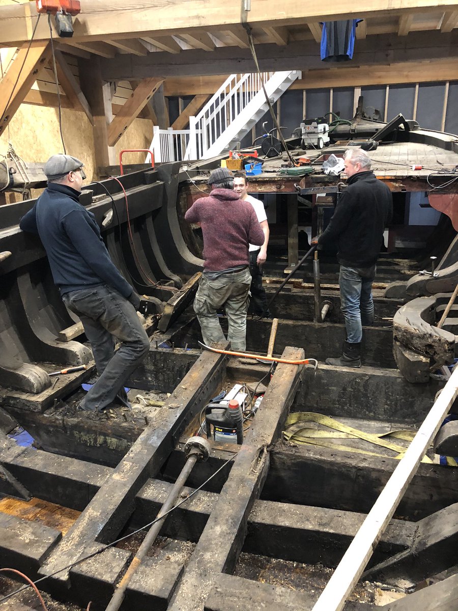 De Koggewerf in Kampen wordt een nieuwe schepping. Het Maritiem Erfgoed Centrum is volop ambachtelijk in de maak door oa de stenenleggers.Steigers zo goed als klaar en in de botenloods wordt hartstochtelijk een botter gerestaureerd! Prachtproject met steun oa van <a href="/ProvOverijssel/">Provincie Overijssel</a>
