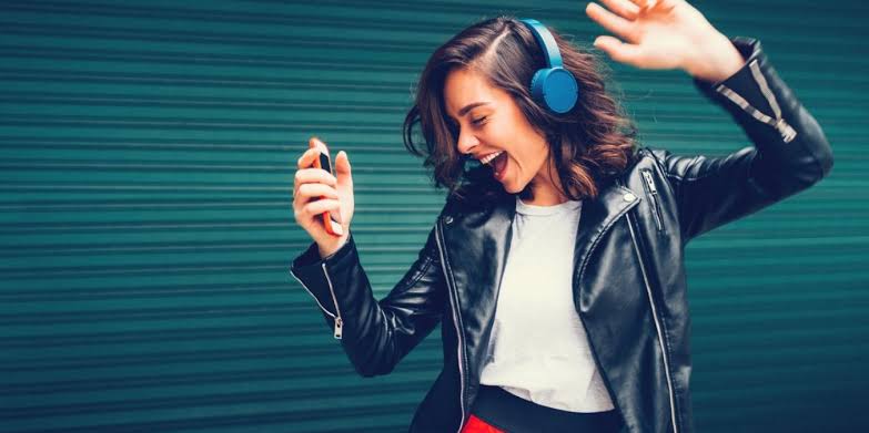 Подросток в наушниках. Подростки и музыка. Подросток в наушниках. Почему современная молодежь слушает музыку. Человек в наушниках.