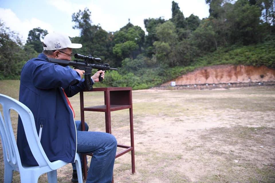 LATIHAN MENEMBAK KETUA POLIS PAHANG  BERSAMA MENTERI BESAR PAHANG

BRIGED TENGGARA, 27 Februari 2021 – Yang Dihormati CP Dato' Sri Abd Jalil bin Hassan, Ketua Polis Pahang telah menganjurkan program latihan menembak bersama YAB Dato' Sri Haji Wan Rosdy bin Wan Ismail,