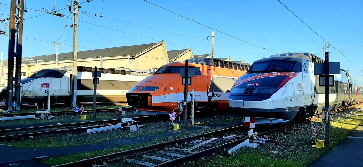 la rame TGV 16 se reveille ce samedi 27/02/21 à côté de ses cousines 15 et 01 sur le TSEE vsg apres un anniversaire du record magnifique .
#40ansTGV 
#SNCF 
#PatrimoineSNCF 
#TeamSNCF 
#TSEE 
#TGV16
#Patrick 
#TGV01 
#Technicentresudesteuropéen