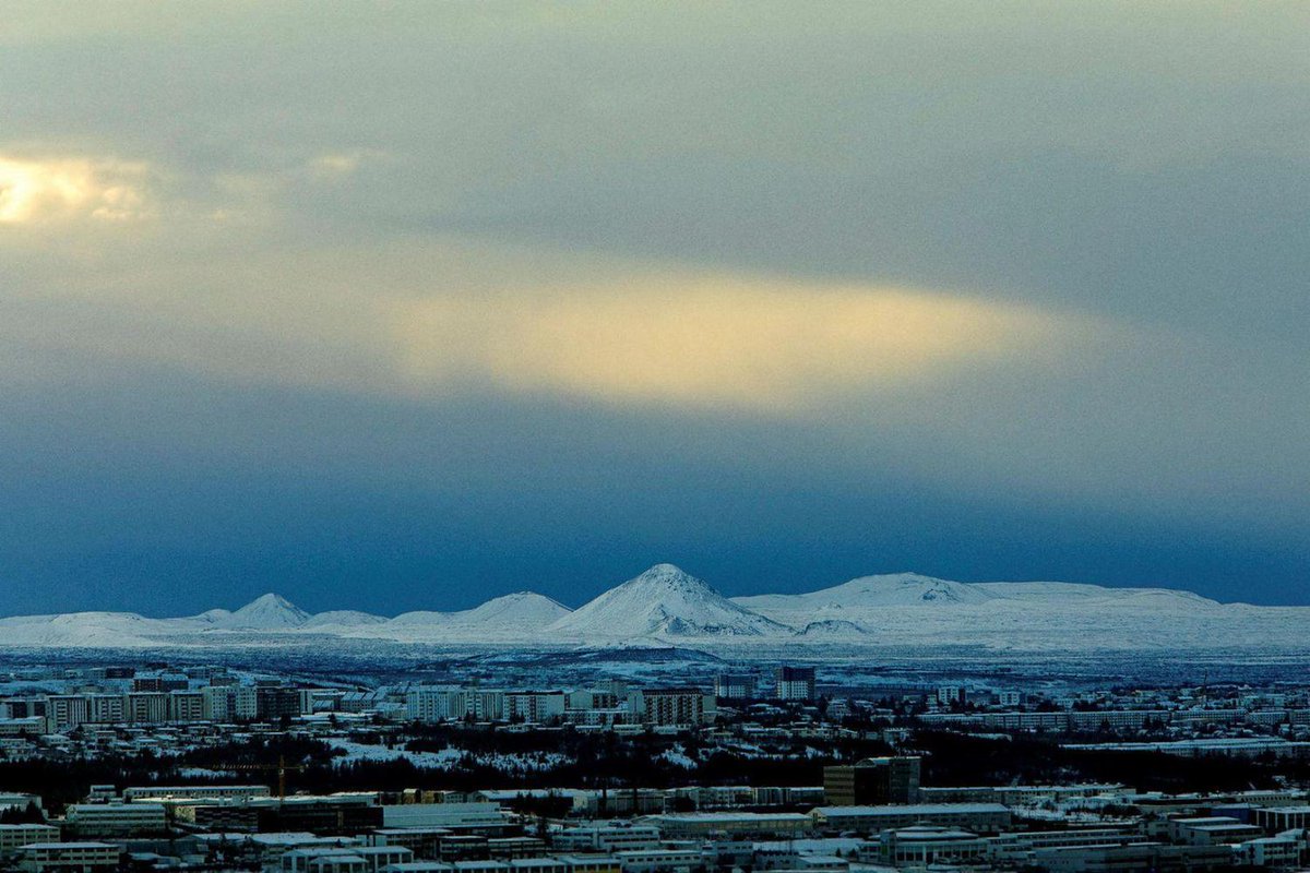 Öflugur skjálfti reið yfir suðvesturhorn landsins klukkan 8:07 og fannst hann víða. Fleiri eftirskjálftar hafa fylgt í kjölfarið, sá stærsti 4,0 að stærð en alls hafa að minnsta kosti níu skjálftar yfir 3 að stærð mælst frá klukkan 8:07 samkvæmt ... mbl.is/frettir/innlen…