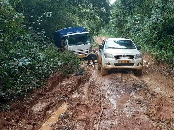 Africainlibr's tweet photo. 🇬🇦
#MBIGOU LA ROUTE DE L'IMPOSSIBLE
Quand on quitte la ville de #Lébamba en direction de #Mbigou tout semble être normal. Le route ressemble malgré tout à ce qui est visible partout dans le pays. Quelques crevasses ici et là, et au détour d'un tournant un bourbier.
@_CGRi https://t.co/NW1OYVONHD