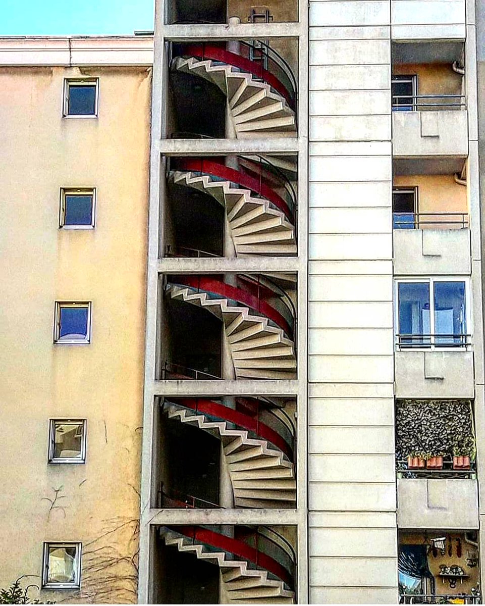 EtwTerp's tweet photo. "Silence, on tourne !"
Marseille, La Capelette
#marseille #mathartist #mathpic #escalier #stairs #helicoidal #architecture #regarddegeometre
⬇️⬇️⬇️
https://t.co/HSagvTJiX7 https://t.co/04DOIkrnKg