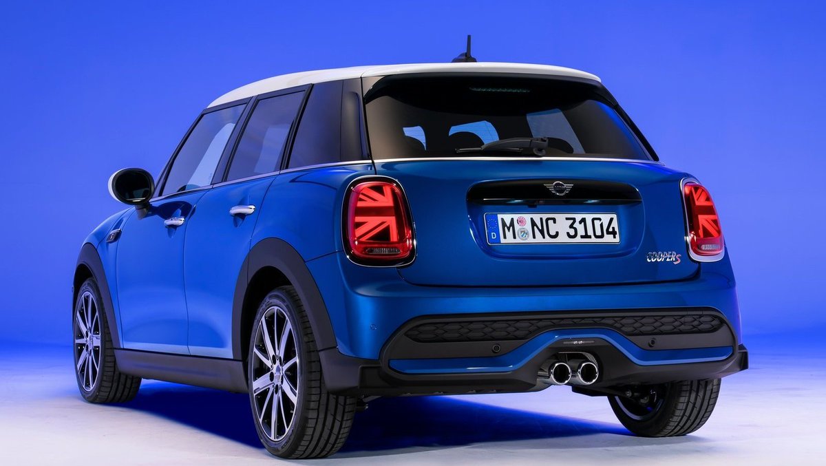 CarWale's tweet photo. The MY2021 Mini 5-door has been revealed by the British carmaker with updated styling and a revised feature list. The 5-door practical MINI now wears a redesigned fascia and also debuts the unique Multitone Roof in the Mini line-up.
https://t.co/tdgfYjiinZ
#CWNews #2021MINI https://t.co/xgLIfBzaUe