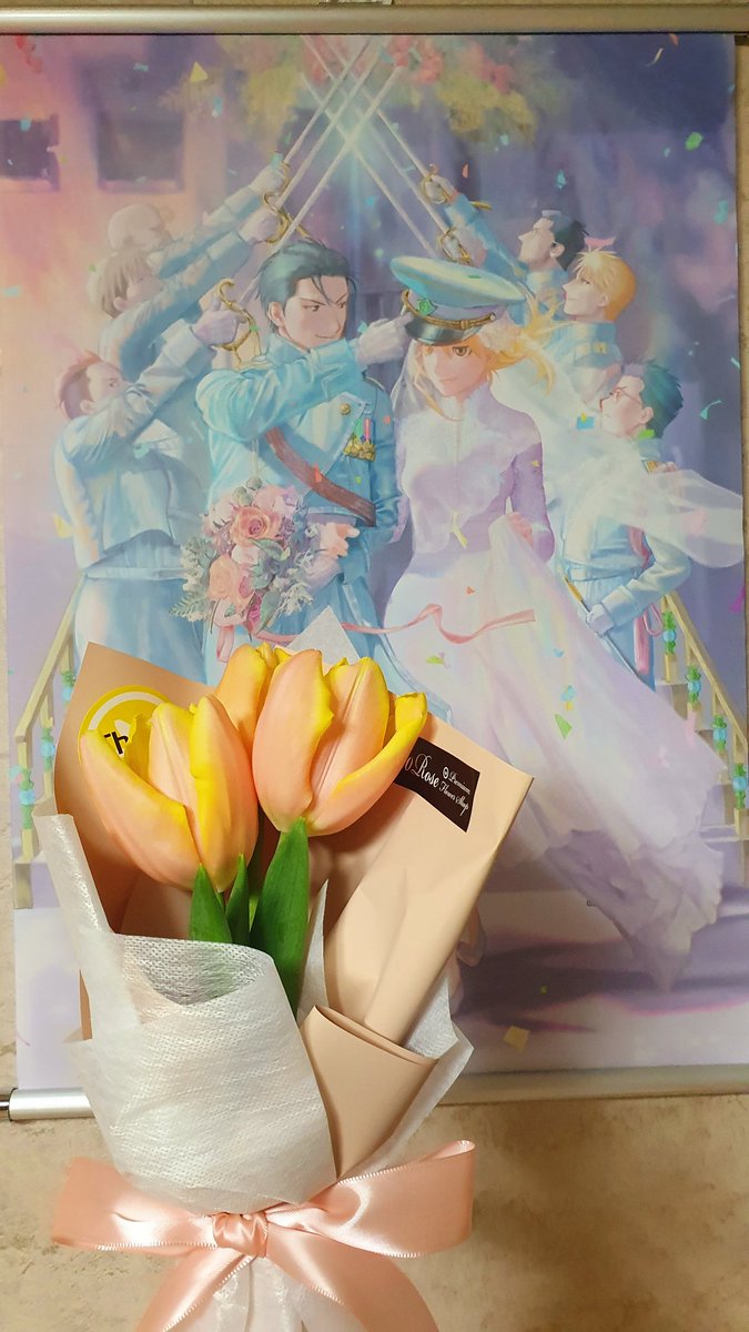 갸악~ 오랜만에 자랑하러 들어옴,, 여기 계정 로이리자 배포전때 이후로 멈춰있었는데 족자봉 받고 살아남🥰 파랑이의 갓아트와 제제가 준 예쁜 꽃다발의 조화💛