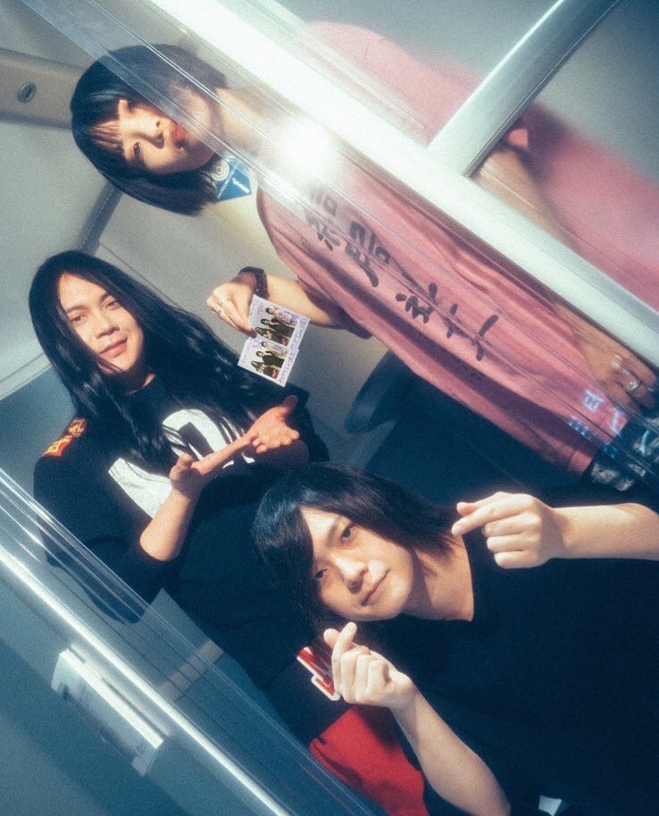 Emo_miu's tweet photo. ＼✨フォロー&amp;RTプレゼント✨ ／
#ヤバイTシャツ屋さん インタビュー記念！直筆サイン入りチェキを【2名様】にプレゼント💜#マイルノビッチ #ヤバT @yabaT_official @mairunovichHulu 

応募方法は
①@Emo_miu フォロー
②このツイートRT
〆切／3月27日
⏬詳細はこちら
https://t.co/Xys9iO6yuD https://t.co/IxhoRlfpEz