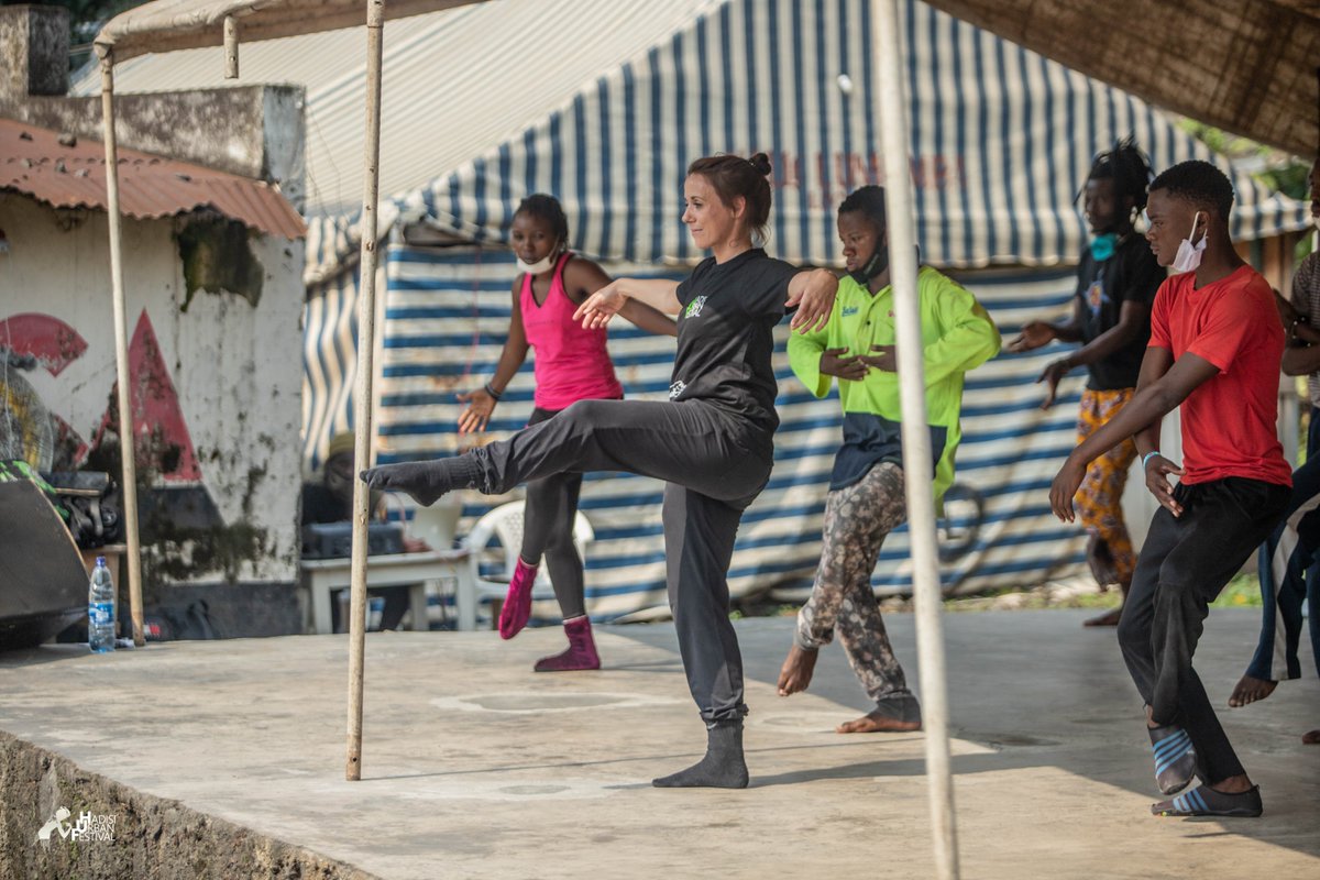 HadisiUrbanFest's tweet photo. @mjutbird, originaire d’Allemagne, a débuté sa classe de danse lors de cette deuxième journée des ateliers à Goma. Les échanges et les pratiques se concentrent sur le Floor Work en danse contemporaine. 

Les ateliers se poursuivent jusqu'au 5 Mars 2021  

📸 : @moses_sawasawa https://t.co/h6LLicrzAF