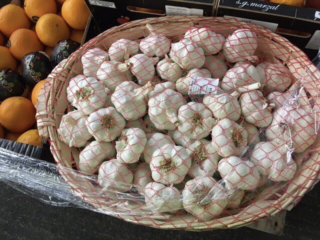 Some French products arriving in today. Here we have some wet garlic, tasty blood oranges and gorgeous looking rose garlic. Délicieux! 🇫🇷