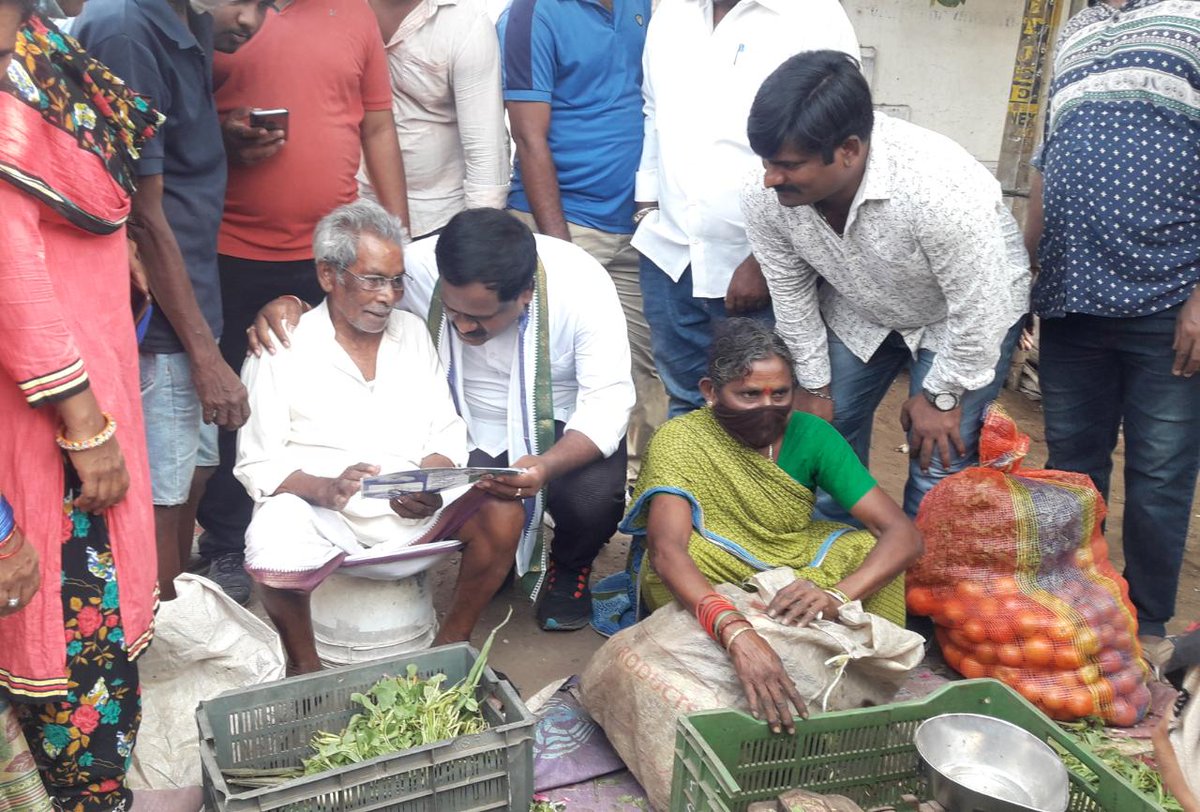 KandipilliSrid3's tweet photo. *గడప గడపకు ఎన్నికల ప్రచారంలో వంశి గారు
 ఈరోజు వైసీపీ నగర అధ్యక్షులు వంశీకృష్ణ శ్రీనివాస్ గారు 21 వార్డ్ పరిధిలో గల కోటక్ స్కూల్ పరిసర ప్రాంతాల్లో ఎన్నికల ప్రచారం నిర్వహించారు.  ఆయా పరిధిలో గల ప్రజల సమస్యలను అడిగి *గడప గడపకు ఎన్నికల ప్రచారంలో వంశి గారు https://t.co/yEuQvyM6hu