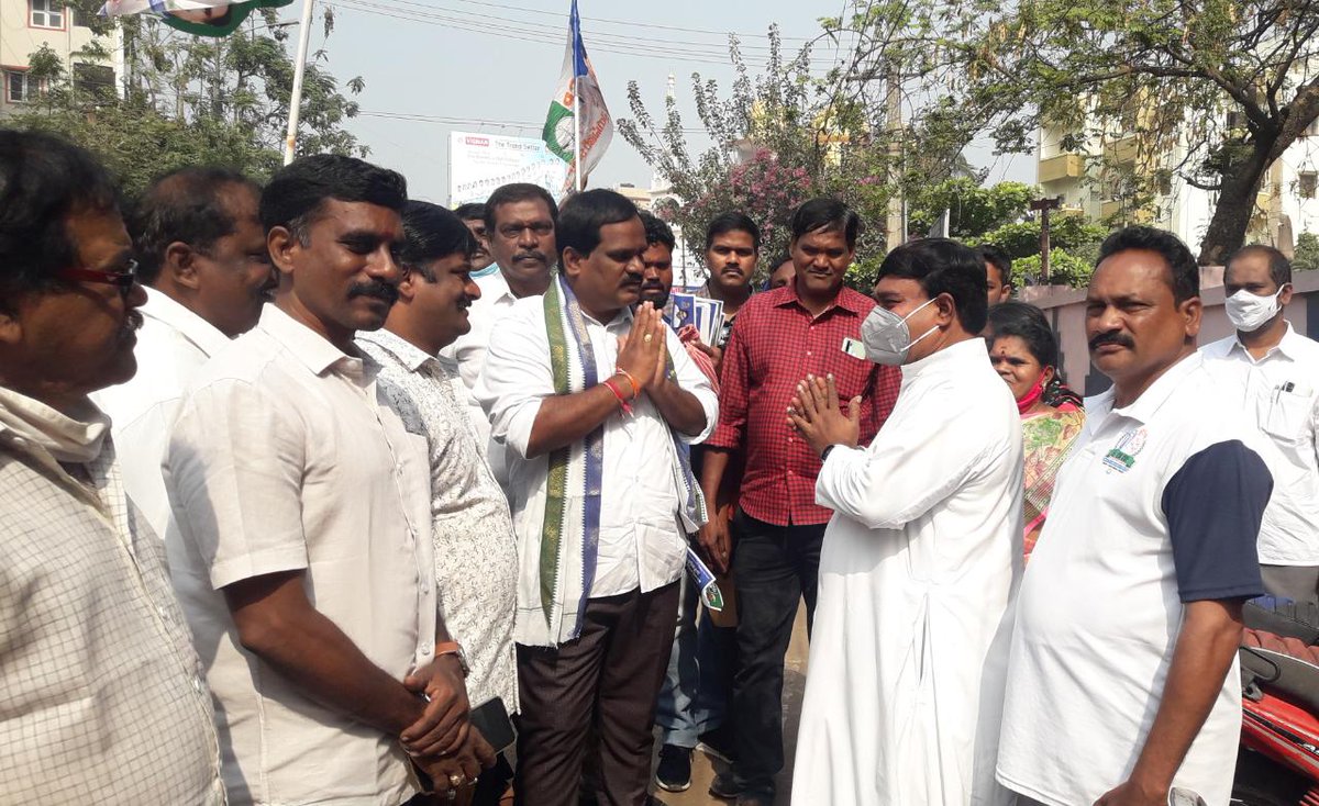 KandipilliSrid3's tweet photo. *గడప గడపకు ఎన్నికల ప్రచారంలో వంశి గారు
 ఈరోజు వైసీపీ నగర అధ్యక్షులు వంశీకృష్ణ శ్రీనివాస్ గారు 21 వార్డ్ పరిధిలో గల కోటక్ స్కూల్ పరిసర ప్రాంతాల్లో ఎన్నికల ప్రచారం నిర్వహించారు.  ఆయా పరిధిలో గల ప్రజల సమస్యలను అడిగి *గడప గడపకు ఎన్నికల ప్రచారంలో వంశి గారు https://t.co/yEuQvyM6hu