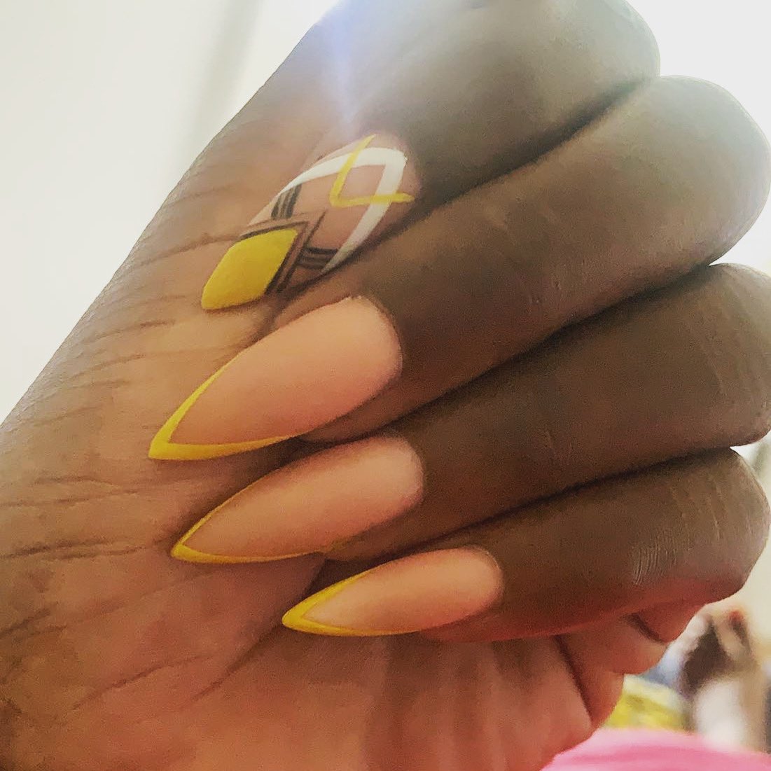 Madeelyna's tweet photo. Mars = endométriose... jaune de rigueur! #endometriosis #EndometriosisAwarenessMonth #nails #yellowmonth https://t.co/WjZMsvQbIo