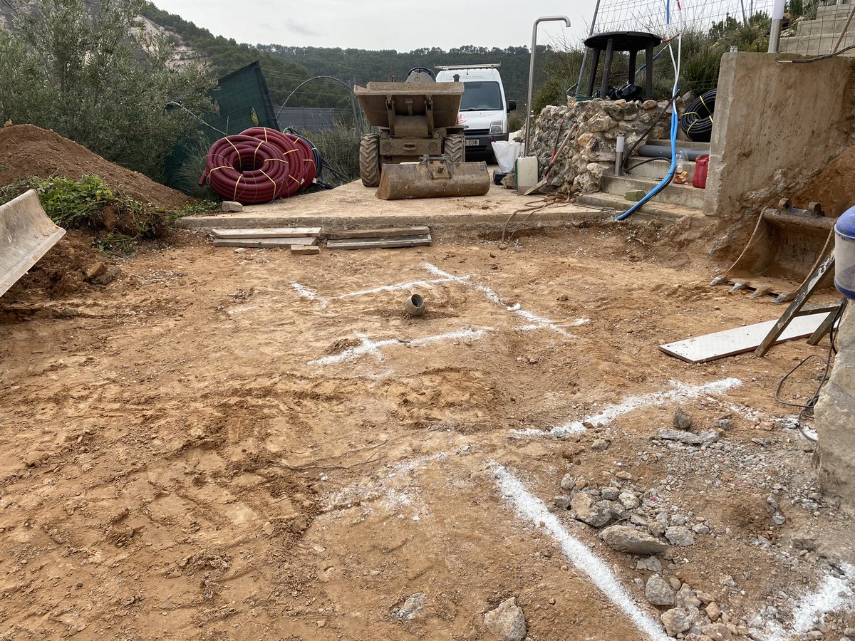 Esto empieza!!! Movimiento de tierras para la construcción de una vivienda unifamiliar en un pueblecito de Guadalajara. #aparejador #arquitectotecnico #aparejAT