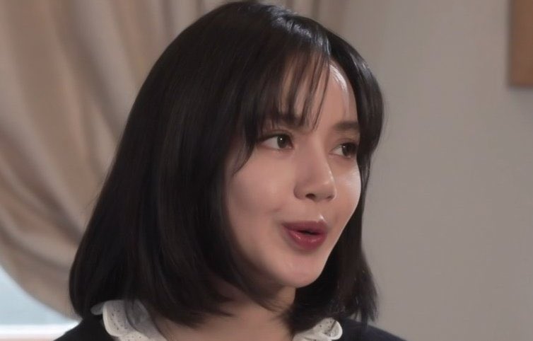 fIeurlalisa's tweet image. lisa’s bangs getting thinner and thinner i can’t breathe