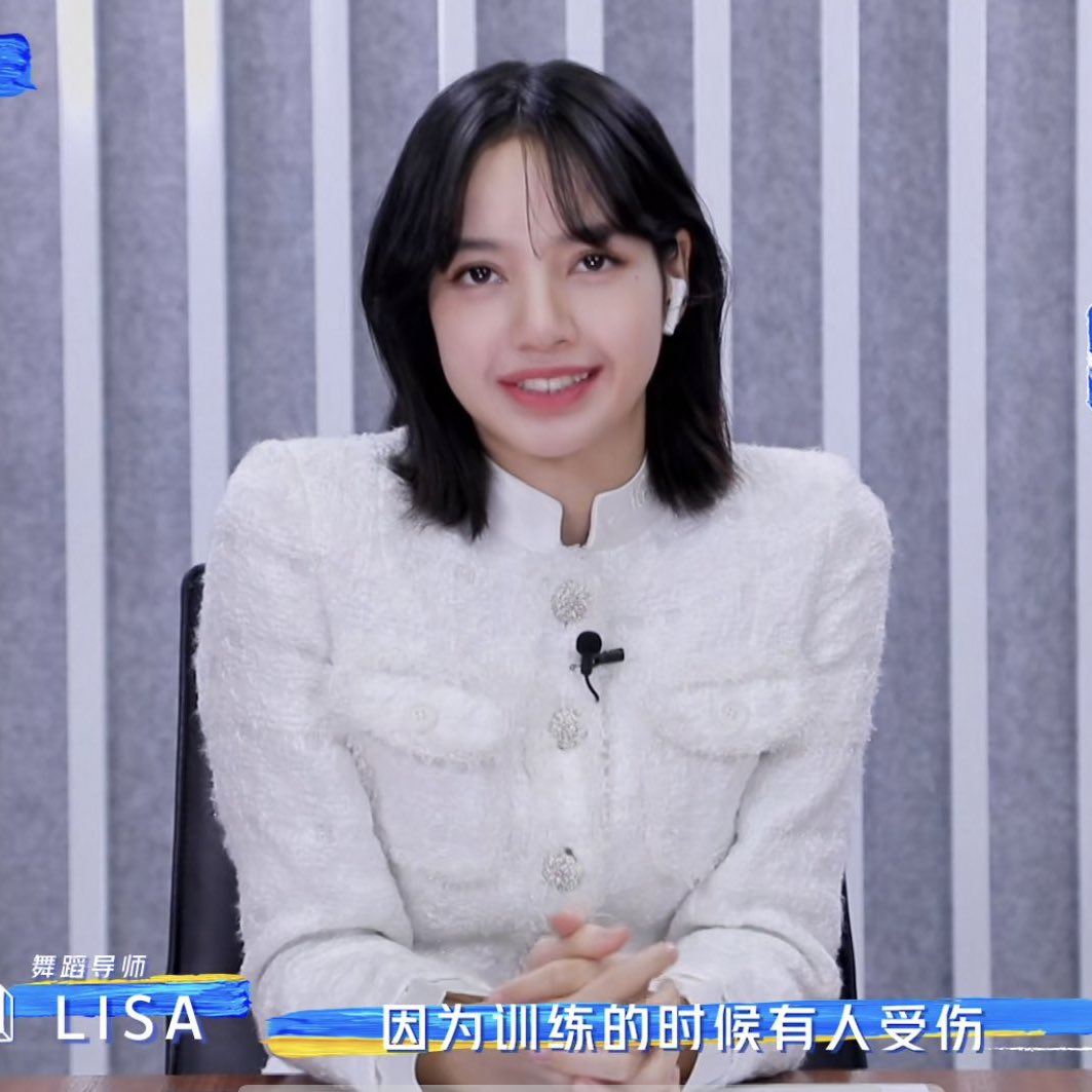 fIeurlalisa's tweet image. lisa’s bangs getting thinner and thinner i can’t breathe