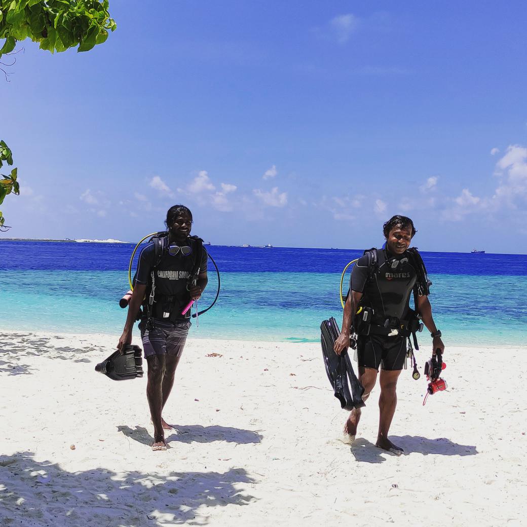 a #smile of #satisfaction #always...

after a great shore dive.. #goodviz
#shoredive #villimalé

the best thing to do in #maldives in this beautiful weather'