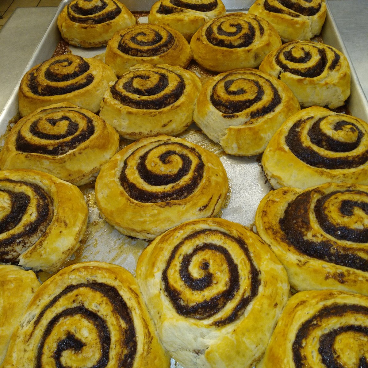 LLCGLC's tweet photo. I like them without icing! The smell in here is, "yummy."
#trythepie
#mrswicks 🥧 https://t.co/pgvGnWq1ly