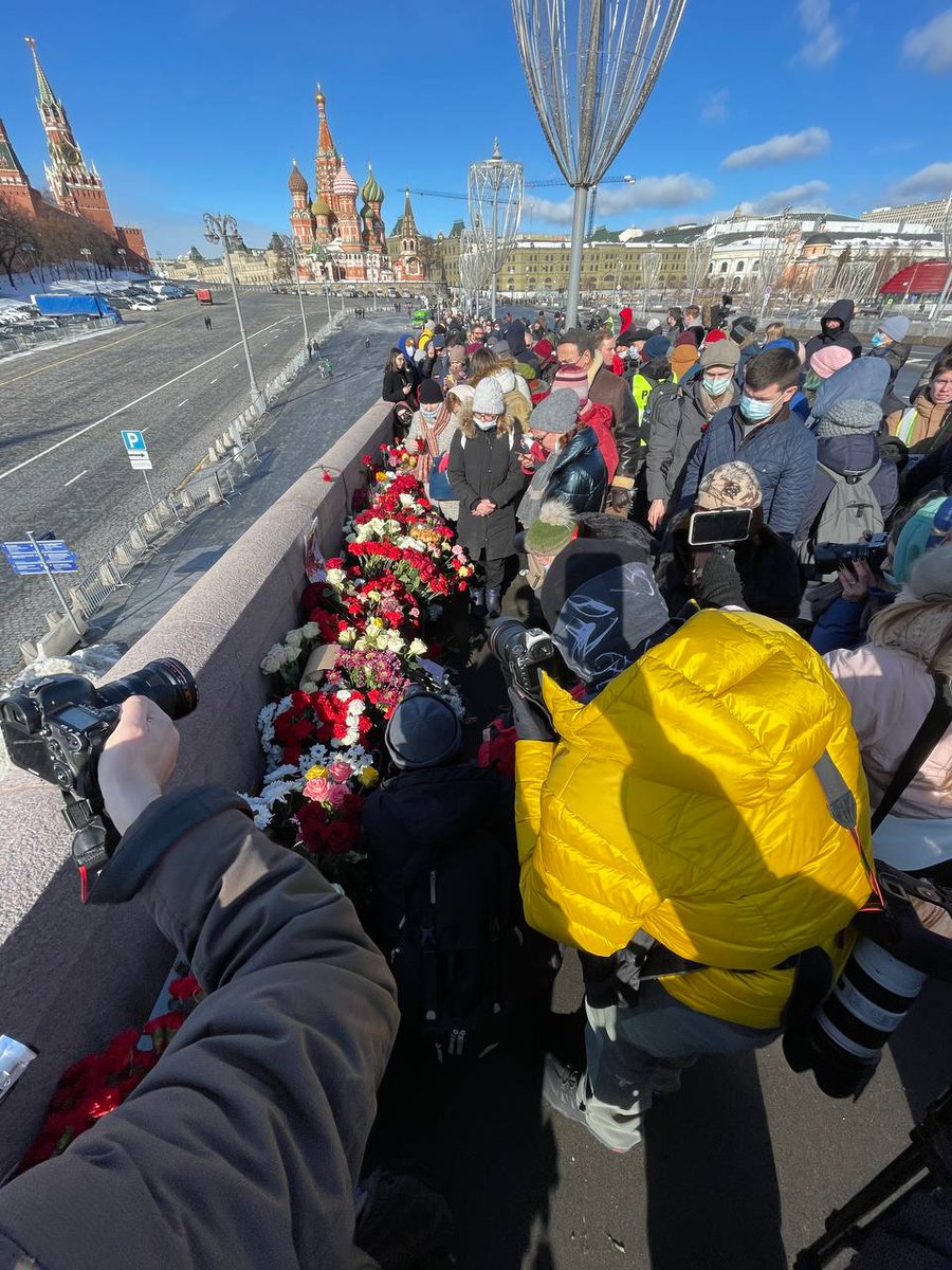 tuha_m's tweet photo. День Немцова. Людей на мосту очень много. https://t.co/f86A7Z2dp9