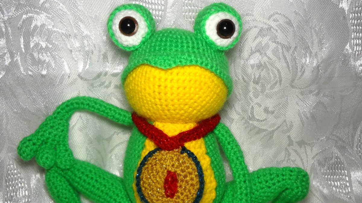 Ludmilota1's tweet photo. This #frog plush can do a lot of things: sit on his haunches, get down into a split, and much more. Also he is super funny. Only look at the pictures!
#sportsman #frogs #frogplush #frogtoy #amigurumifrog #funny #funnygift #cutegift #cutefrog #handmadefrog #stuffedfrog #crochet https://t.co/l6Ld2tK4wz