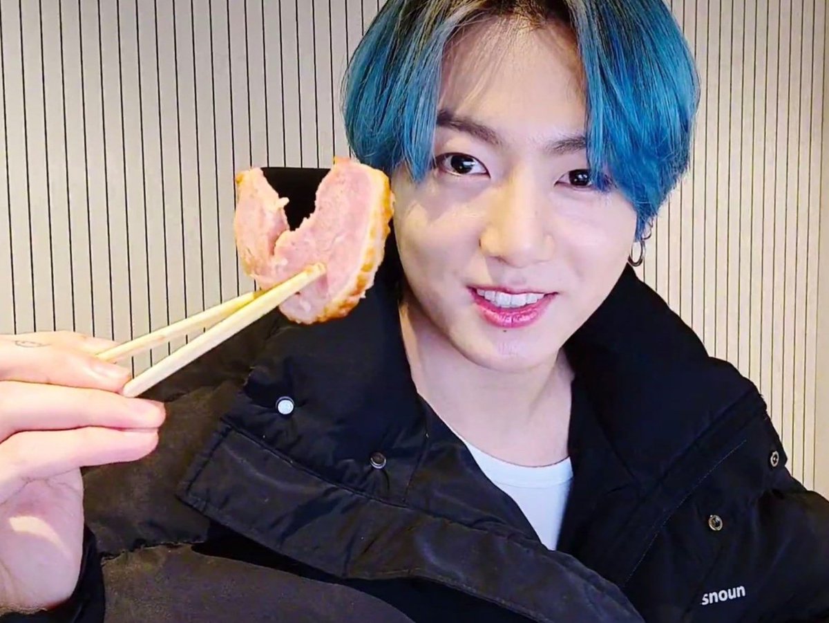 archivesgguks's tweet photo. JUNGKOOK, 😭😭😭

june 16, 2019                          feb 27, 2021 https://t.co/uTXaabWxSN