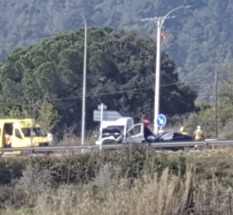 ManelVila3's tweet photo. I segueix el festival d’accidents a la C-59 avui a l’alçada de Caldes. Quan trigarà l’administració a fer-se càrrec de les millores a la C-59?
LA VARIANT DE SAN FELIU DE CODINES : JA! https://t.co/8OSbgVHfIo